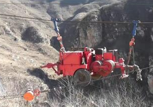 三臺(tái)手拉葫蘆可在山區(qū)進(jìn)行“高空吊車”